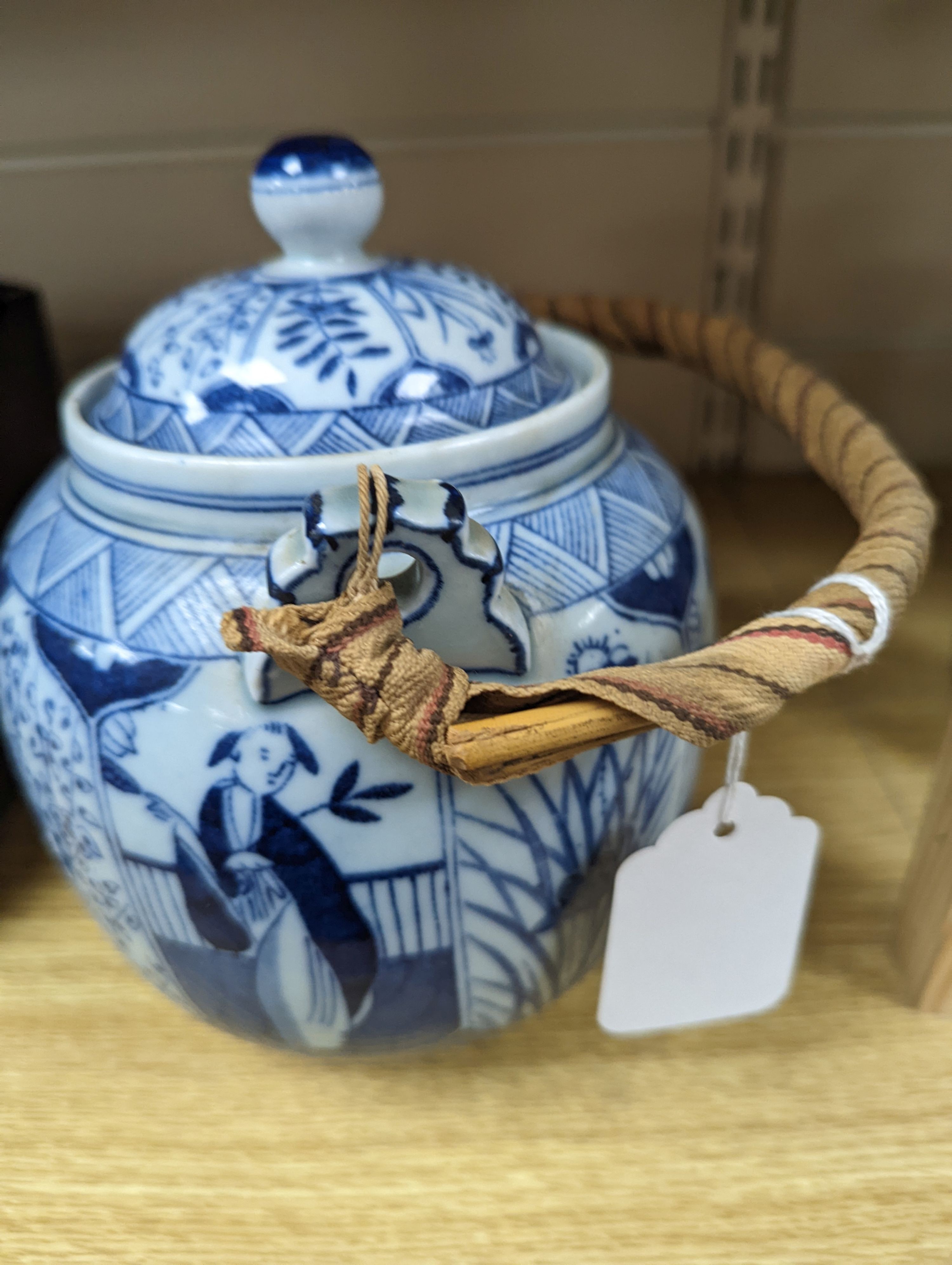 A Chinese blue and white small vase and a teapot 19cm